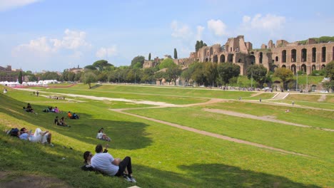 Touristischer-Veranstaltungsort-Und-Mittelalterliches-Äußeres-Des-Circus-Maximus-In-Rom,-Italien
