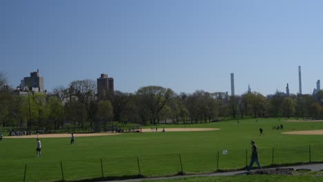 Freunde-Genießen-Ein-Baseballspiel-An-Einem-Schönen-Tag-In-Der-Sonne-Im-Central-Park-In-New-York-City