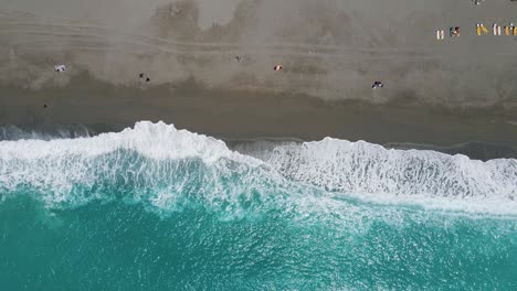 Luftaufnahme-Des-Strandes-Von-Kleopatra-Mit-Meer-Und-Felsen-Der-Halbinsel-Alanya,-Antalya,-Türkei