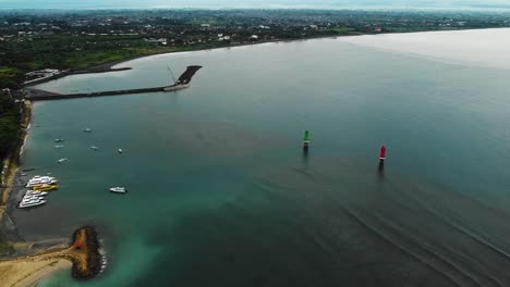 Hermosa-Playa-Cinematográfica-De-Sanur,-Metraje-De-Drones-De-Bali-Con-Paisajes-Interesantes,-Barcos-De-Pesca-Y-Clima-Tranquilo