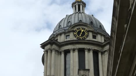 Primer-Plano-Del-Histórico-Reloj-De-La-Torreta-Ubicado-En-La-Cúpula-Sobre-La-Capilla-En-El-Antiguo-Colegio-Naval-Real-En-Greenwich,-Londres,-Inglaterra