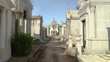 Líneas-De-Criptas-En-El-Cementerio-De-Agramonte-Y-Camino-Que-Conduce-A-La-Antigua-Iglesia-Del-Cementerio