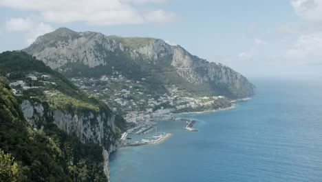 Hermosa-Vista-Del-Puerto-Del-Pueblo-De-Capri,-En-Italia,-Durante-Un-Día-Soleado-En-Verano