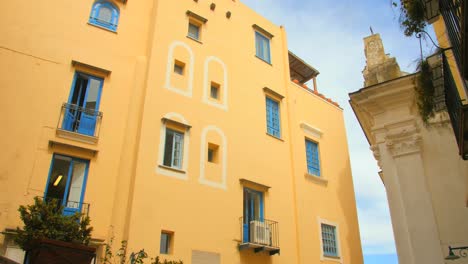 Farbenfrohe-Und-Charmante-Historische-Architektur-Auf-Der-Insel-Capri,-Italien-–-Nach-Oben-Geneigte-Schwenkaufnahme
