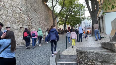 Turistas-Caminando-Hacia-Castelo-De-S
