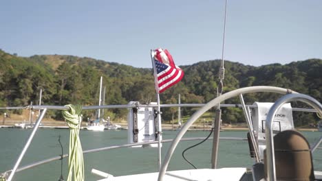 Amerikanische-Flagge-Weht-Von-Einem-Boot-Aus