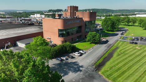 Hauptsitz-Und-Produktionsstätte-Der-Bierbrauerei-Samuel-Adams