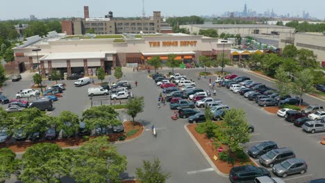 Concurrido-Estacionamiento-De-Home-Depot-En-Un-Caluroso-Día-De-Verano