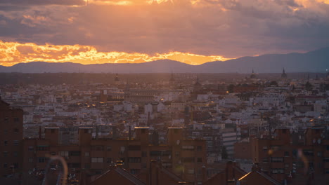 Skyline-Der-Altstadt-Von-Madrid-Mit-Kirchtürmen-Und-Kuppelsilhouette-Während-Des-Sonnenuntergangs-Im-Zeitraffer