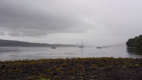 Barcos-Amarrados-En-Una-Tranquila-Bahía-En-Una-Lluviosa-Isla-Escocesa