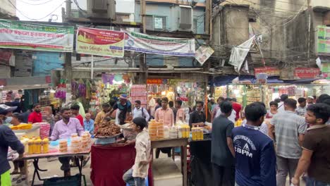 Einheimische-Gehen-An-Straßenmarktständen-Im-Chowk-Basar-In-Dhaka-Vorbei