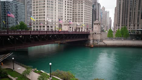 Time-lapse-of-pedestrian-and-boat-traffic-in-Chicago-Riverwalk,-Chicago,-Illinois