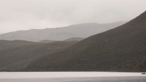 Lluvia-Cayendo-Sobre-Las-Colinas-Y-El-Lago-En-Un-Paisaje-Escocés-En-La-Isla-De-Skye