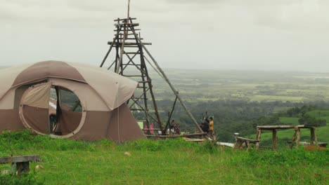 Touristen-Im-Camp-Amadurra-Genießen-Die-Kühle-Brise