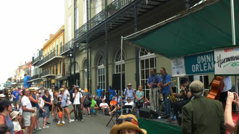 Menschenmenge-Auf-Der-Königlichen-Straße-Genießt-Die-Aufführung-Des-French-Quarter-Fest-In-New-Orleans