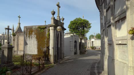 Caminando-En-El-Cementerio-Del-Cementerio-De-Agramonte