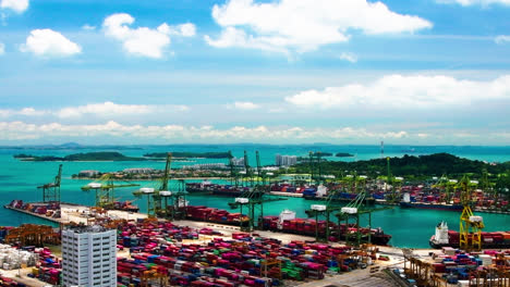 Zeitraffer-Des-Geschäftigen-Hafens-Von-Singapur-Mit-Kränen,-Die-Container-Von-Schiffen-Laden-Und-Entladen