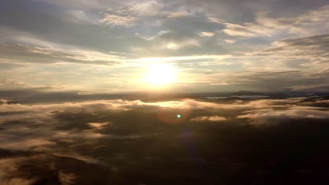 Por-Encima-De-Las-Nubes-Contra-El-Sol,-El-Dron-Aéreo-Gira-A-La-Derecha,-Volando-En-El-Cielo
