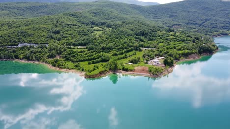Un-Lago-En-El-Norte-De-Croacia-Rodeado-De-Vegetación-Y-Montañas
