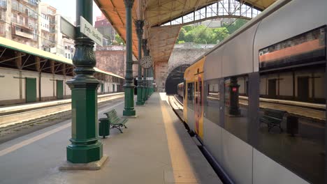 Muy-Atrás-De-La-Estación-De-Tren-De-Sao-Bento-Con-El-Tren-Listo-Para-Partir