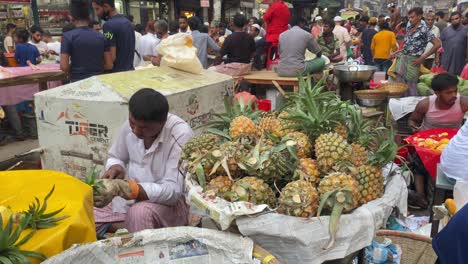 Los-Vendedores-Ambulantes-Preparan-Piñas-En-El-Mercado-Iftar,-Dhaka,-Bangaldesh