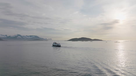 Ferry-Navegando-Desde-Brensholmen-Durante-La-Primavera-En-El-Norte-De-Noruega---Toma-Aérea-De-Drones