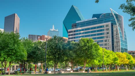 Klyde-Warren-Park-in-the-city-of-Dallas,-Texas-during-a-sunny-day---Timelapse