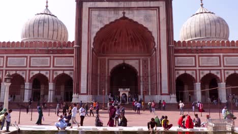 Alte-Moschee-Mit-Menschen-Und-Hellem-Himmel-Am-Morgen-Aus-Einer-Einzigartigen-Perspektive-Video-Wurde-Am-30.-März-2022-In-Jama-Masjid-Delhi-Indien-Aufgenommen