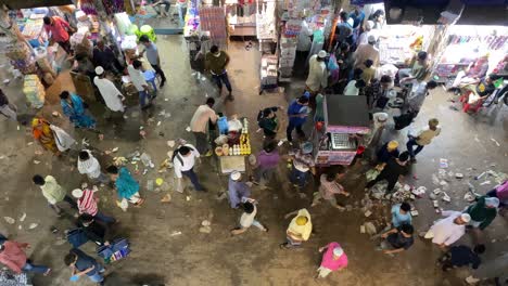 Ajetreado-Mercado-De-Alimentos-Por-La-Noche,-Gente-Cruzando-El-Mercado-Callejero-Con-Puestos-De-Comida,-Directamente-Encima-De-La-Foto