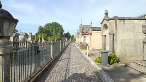 Camino-Hecho-De-Pequeñas-Piedras-En-El-Cementerio-De-Agramonte-En-El-Soleado-Día-De-Primavera