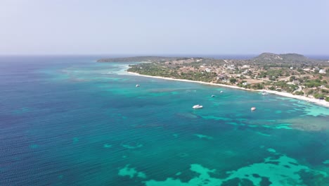 Ruhige-Meereslandschaft-Mit-Booten,-Die-An-Der-Playa-La-Ensenada-In-Der-Dominikanischen-Republik-Segeln
