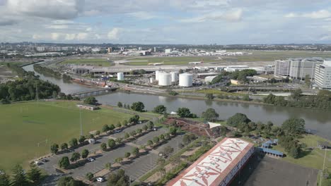 Aerial-panning-shot-of-Sydney-Airport-from-the-park-in-the-neighborhood
