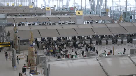 Punto-De-Vista-Dentro-De-La-Terminal-De-Salida-Del-Aeropuerto-Aeropuerto-De-Suvannabhumi-Con-Muchos-Pasajeros-Mientras-Se-Reabre-El-País