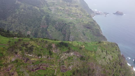 Escenas-Con-Vistas-Al-Paseo-Marítimo-De-Madeira-Desde-Las-Montañas