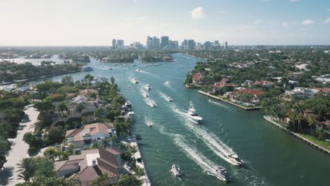 Boote-Fahren-Am-New-River-In-Fort-Lauderdale-Mit-Der-Skyline-Von-Florida-In-Den-USA