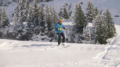 Cámara-Lenta-De-Hombre-Esquiando-Cuesta-Abajo-Y-Slaloming-En-Pendiente-De-Nieve