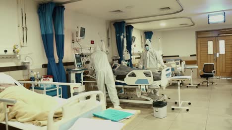 Médicos-Y-Pacientes-En-La-Sala-De-Cuidados-Intensivos-Covid-En-El-Hospital-De-Karachi