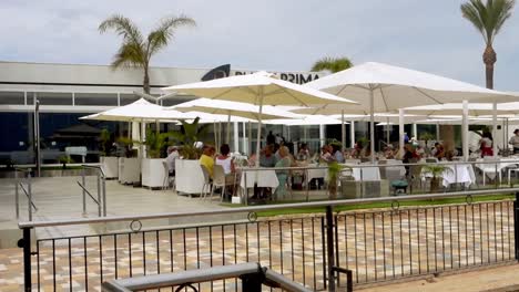 Gente-Comiendo-Fuera-Del-Restaurante-&#39;punta-Prima&#39;-En-España-En-Un-Buen-Día-De-Primavera