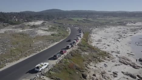 California-State-Route-1-Straße-Und-Neben-Dem-Strand-Geparkte-Autos,-Luftaufnahme