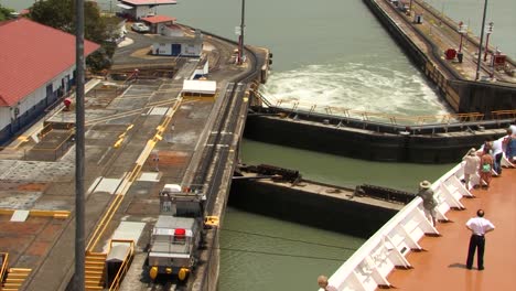 Lowering-process-of-the-ship-at-Pedro-Miguel-Locks,-Panama-Canal
