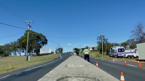 4k-Uhd-Oficiales-De-Cumplimiento-De-Transporte-De-Queensland-De-Servicio-En-El-Sitio-De-Control-Fronterizo,-Wallangarra-Border-Qld-nsw-Border-Town-Checkpoint