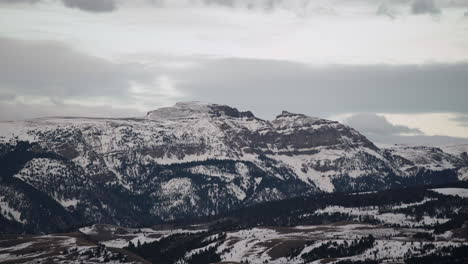 Schlafender-Indischer-Bergzeitraffer-Mit-Schneebedeckten-Hügeln-Und-Bewölktem-Wetter-Im-Wyoming-Teton-Nationalpark-Prores-4k-30p