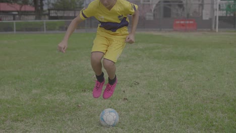 Junge-Trainiert-Fußball-Mit-Ball