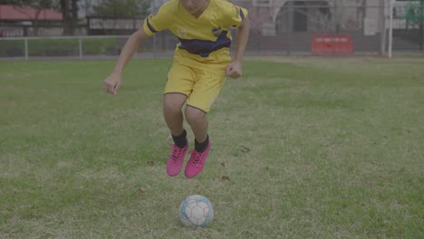 Chico-Entrenando-Futbol-Con-Pelota