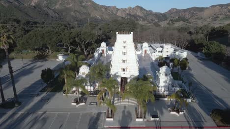 Vista-Aérea-Hacia-El-Templo-Hindú-De-Malibu-Y-Las-Montañas-De-Santa-Mónica