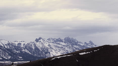 Schneesturmwetterwolken-Rollen-über-Felsige-Bergkette-Mit-Grand-Tetons-Im-Nationalpark-Prores-4k-30p