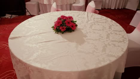 Hochzeitstisch-Im-Rustikalen-Stil-Mit-Geschirr,-Getränken-Und-Blumen-In-Den-Farben-Rosa-Und-Beige