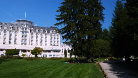 Toma-Panorámica-Izquierda-Sobre-El-Clásico-Y-Elegante-Casino-De-Annecy-En-Un-Cálido-Día-De-Verano