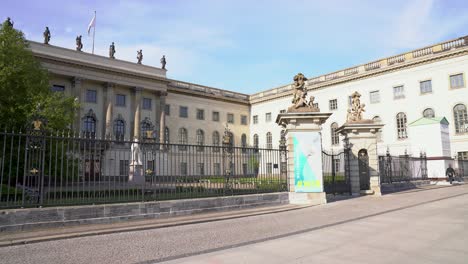 Edificio-Histórico-De-La-Universidad-Humboldt-En-Un-Día-Soleado-En-El-Centro-De-Berlín