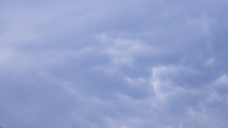 Stimmungsvolle-Blaugraue-Mammatuswolken,-Die-Nach-Einem-Großen-Sturm-über-Ihnen-Wirbeln---Zeitraffer
